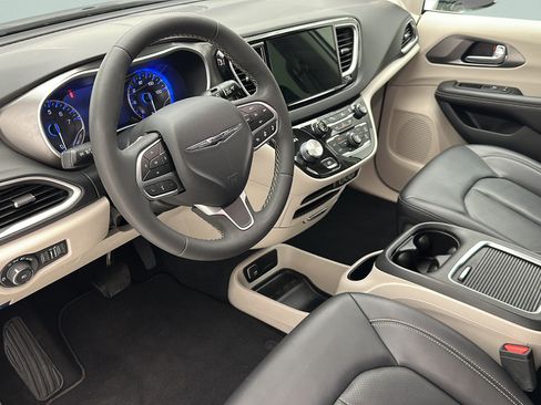 Used 2024 Chrysler Pacifica Touring-L FWD image 12