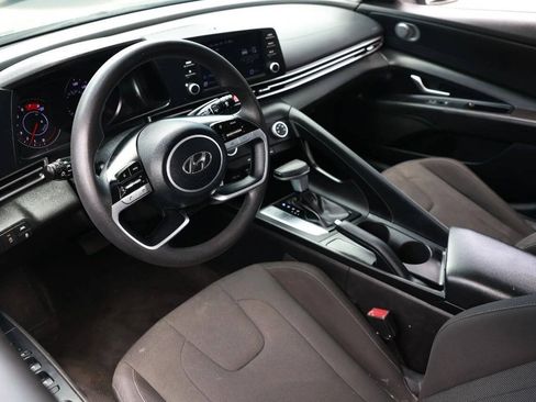 Used 2021 Hyundai Elantra SE FWD image 12