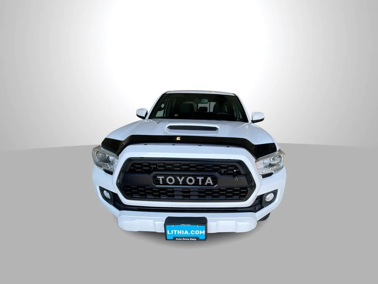 Used 2017 Toyota Tacoma TRD Sport AWD/4WD image 3