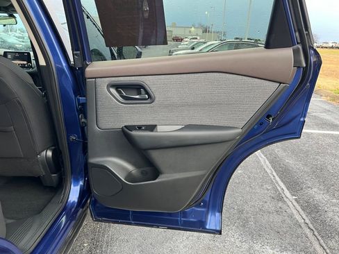 Used 2023 Nissan Rogue S image 61