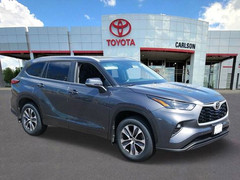 Used 2023 Toyota Highlander XLE AWD/4WD image 2