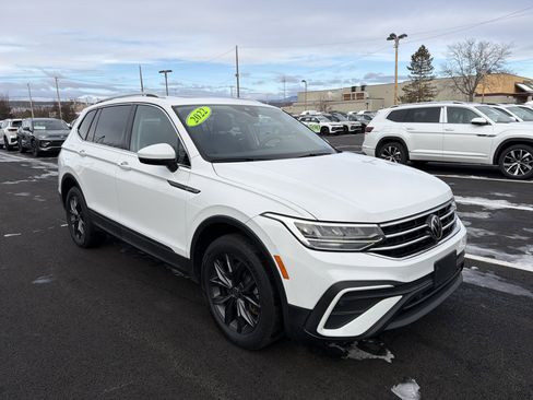 Certified 2022 Volkswagen Tiguan SE w/ Panoramic Sunroof Package image 3