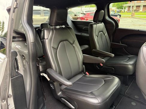 Used 2025 Chrysler Pacifica Select FWD image 11