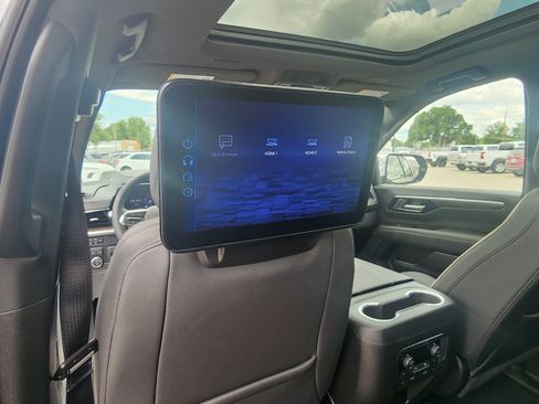 Used 2025 Chevrolet Suburban Premier AWD/4WD image 21