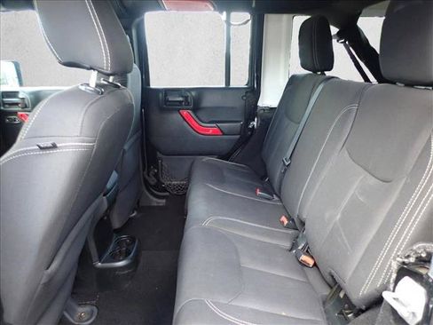 Used 2018 Jeep Wrangler Unlimited Sahara AWD/4WD image 8