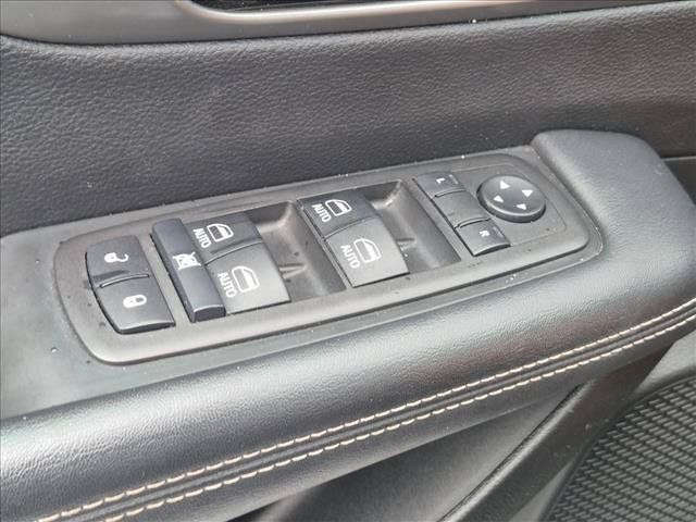 Used 2025 Chrysler Pacifica Select FWD image 11