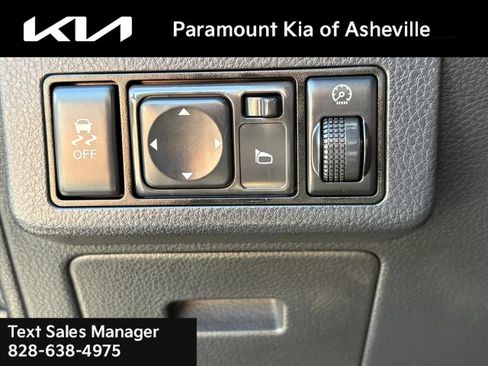 Used 2010 Nissan Versa Hatchback FWD image 25