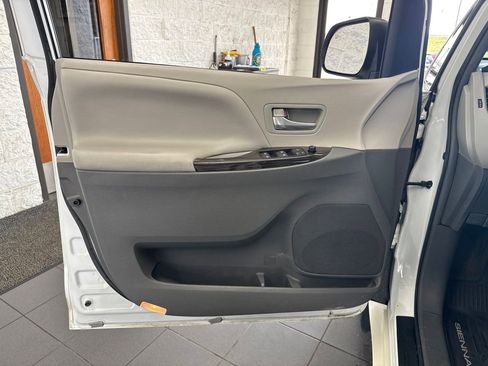 Used 2017 Toyota Sienna XLE w/ XLE Navigation Package FWD image 34