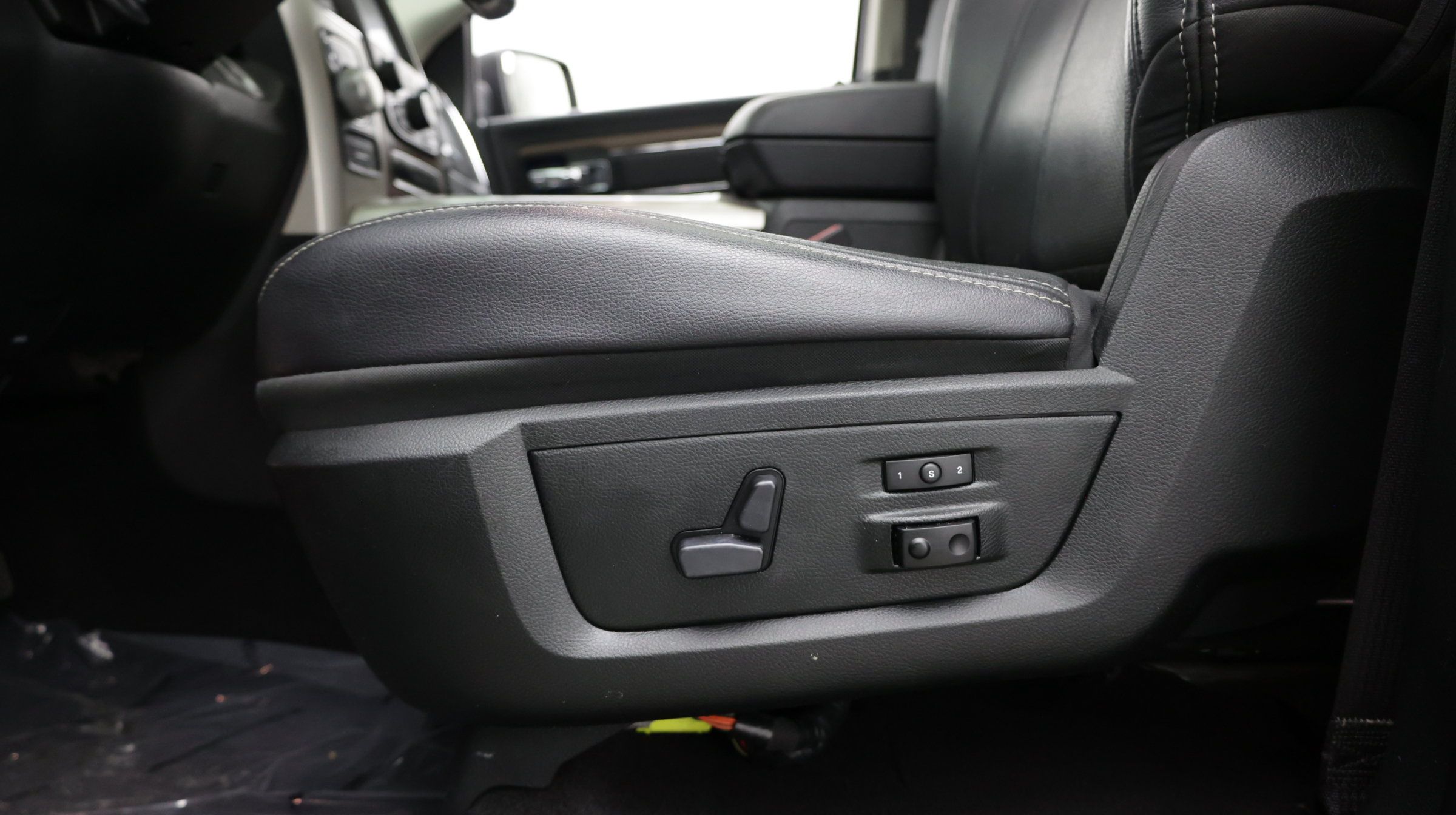 Used 2017 RAM 1500 Laramie w/ Convenience Group AWD/4WD image 18