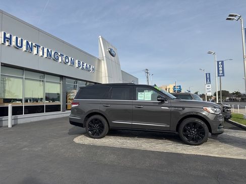 Used 2024 Lincoln Navigator Black Label image 3