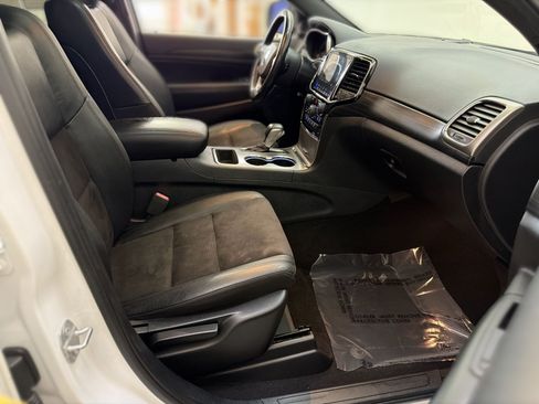 Used 2020 Jeep Grand Cherokee Altitude RWD image 28