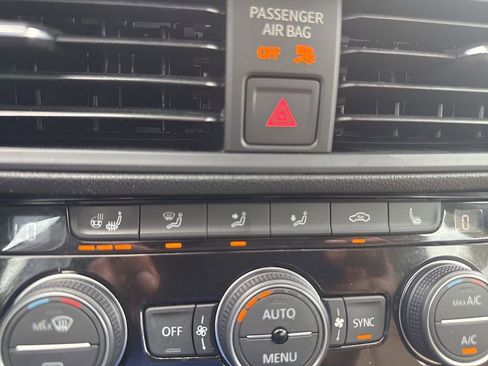 Used 2019 Volkswagen Jetta SE w/ Cold Weather Package FWD image 21