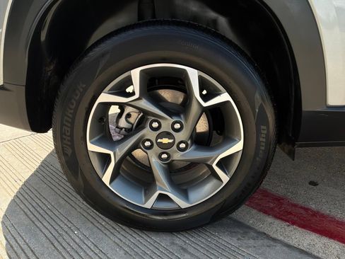 Used 2025 Chevrolet Trax LT FWD image 9