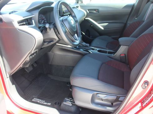 Used 2025 Toyota Corolla Cross AWD Hybrid w/ Moonroof Package image 11