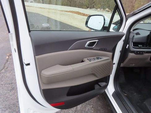 Certified 2026 Kia Carnival EX FWD image 25