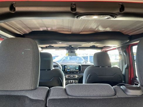 Used 2025 Jeep Wrangler Rubicon w/ Convenience Group image 25