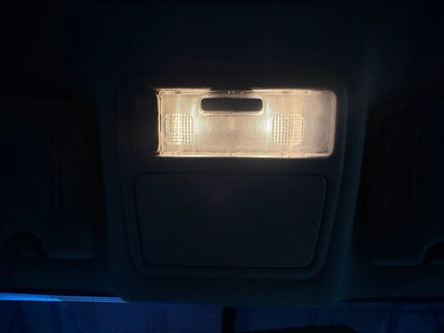 Used 2004 Toyota Avalon XLS image 33