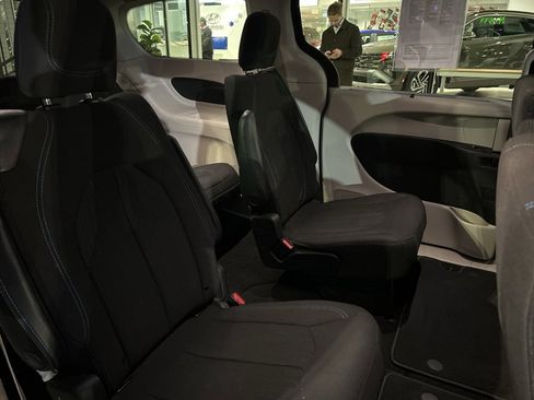 Used 2021 Chrysler Pacifica Touring image 12