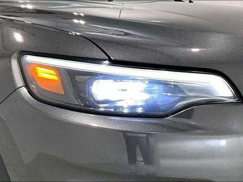 Used 2019 Jeep Cherokee Latitude Plus w/ Cold Weather Group AWD/4WD image 38