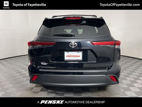 Certified 2022 Toyota Highlander L image 11