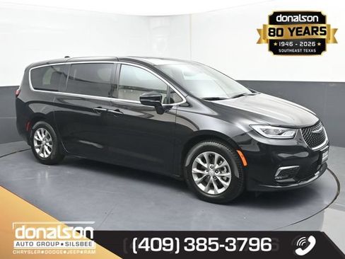 Used 2026 Chrysler Pacifica Limited FWD image 1