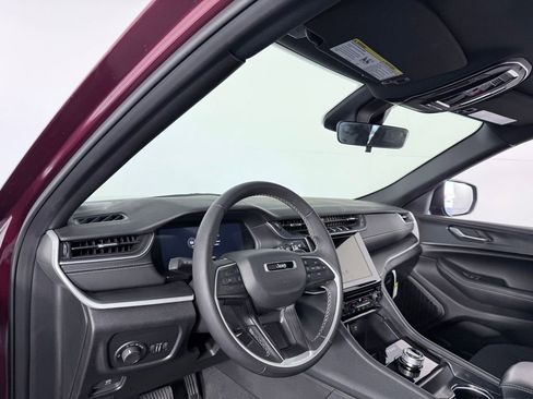 Used 2025 Jeep Grand Cherokee Laredo X image 25