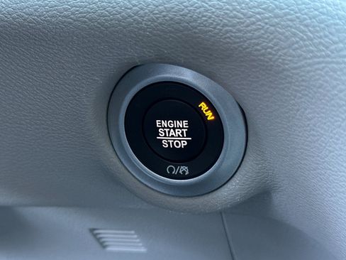 Used 2021 Chrysler Voyager Lxi image 34