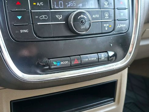 Used 2014 Chrysler Town & Country Touring image 24