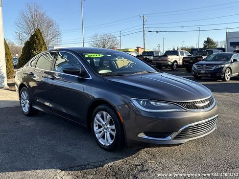 Used 2017 Chrysler 200 Limited Platinum image 3