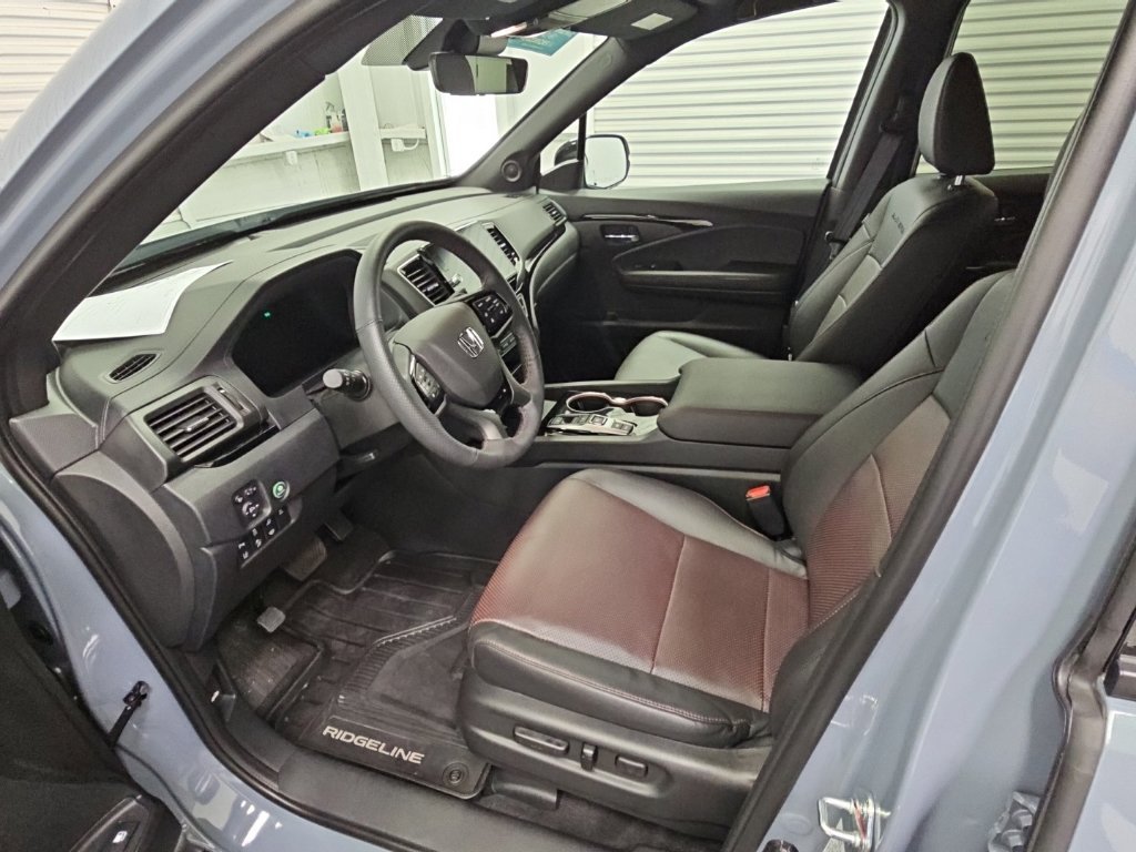 Used 2025 Honda Ridgeline Black Edition image 11