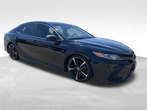 Used 2019 Toyota Camry SE w/ Carpet Mat Package FWD image 2