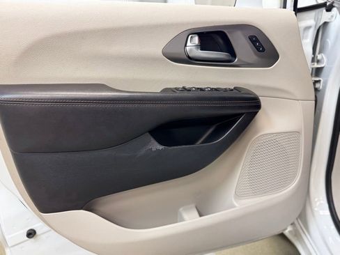 Used 2020 Chrysler Pacifica Touring-L FWD image 8