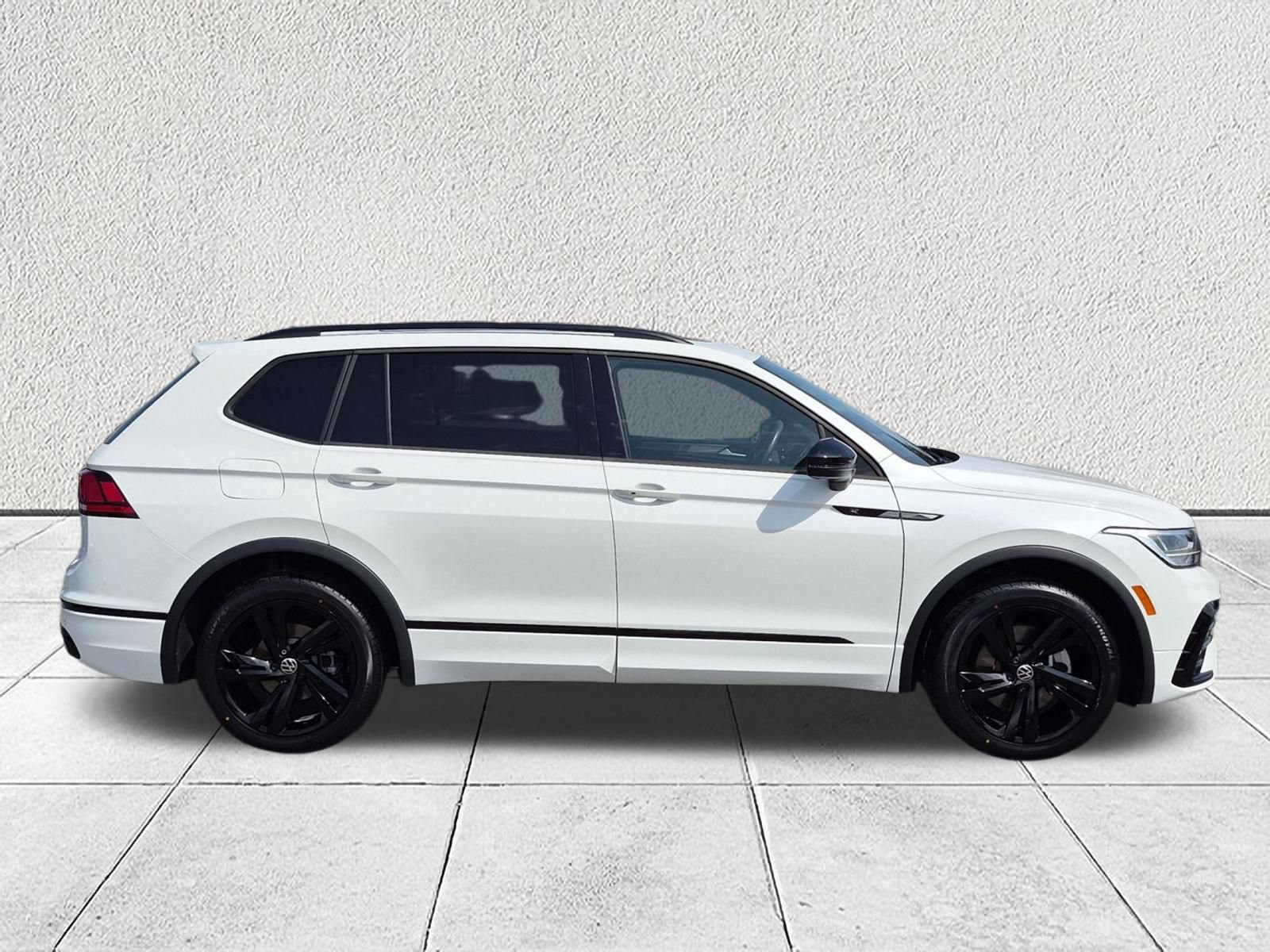 Used 2023 Volkswagen Tiguan SE R-Line FWD image 2