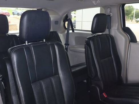 Used 2012 Chrysler Town & Country Touring w/ Entertainment Group #1 FWD image 40