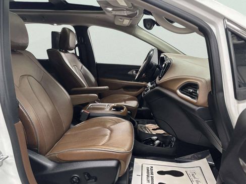 Used 2017 Chrysler Pacifica Limited FWD image 41