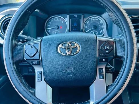 Used 2018 Toyota Tacoma SR5 AWD/4WD image 12