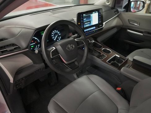 Used 2023 Toyota Sienna XLE w/ XLE Plus Package image 11