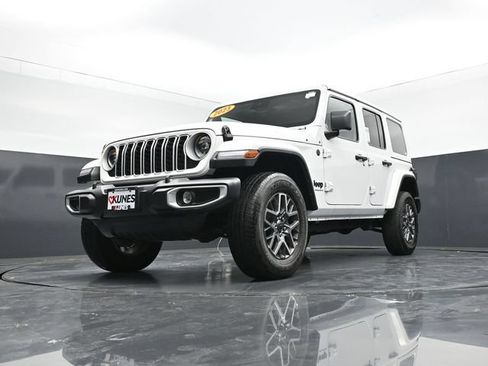 Used 2025 Jeep Wrangler Unlimited Sahara AWD/4WD image 59