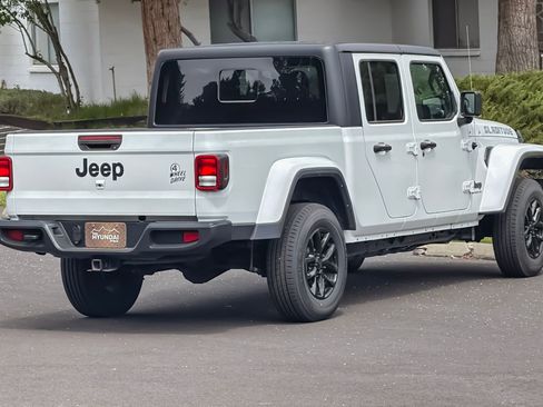 Used 2022 Jeep Gladiator Sport AWD/4WD image 4