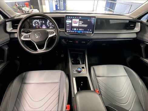Used 2025 Volkswagen Tiguan SE AWD/4WD image 22