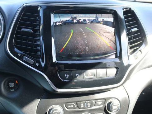 Used 2019 Jeep Cherokee Limited w/ Luxury Group image 4