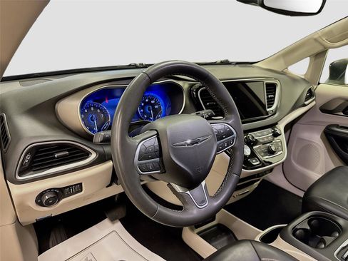 Used 2023 Chrysler Pacifica Touring-L image 9