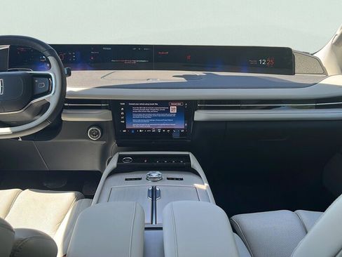 Used 2025 Lincoln Navigator Reserve image 10