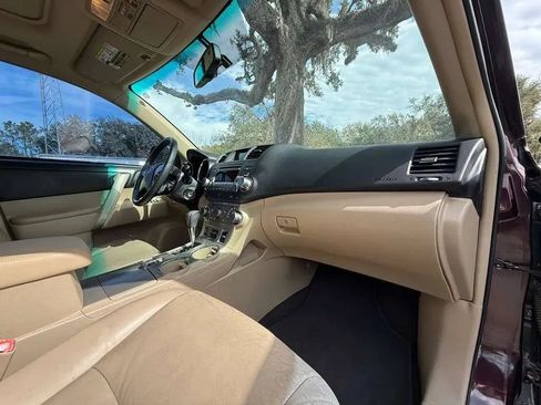 Used 2012 Toyota Highlander SE w/ Tow Pkg FWD image 16