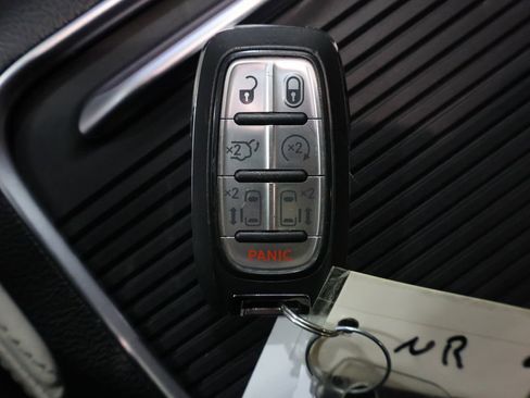 Used 2022 Chrysler Pacifica Limited image 28