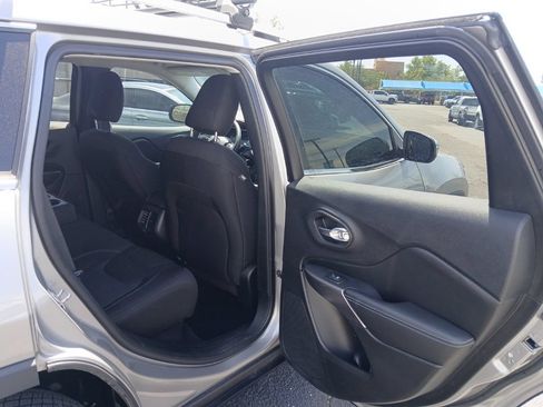 Used 2019 Jeep Cherokee Latitude w/ Popular Appearance Group AWD/4WD image 8