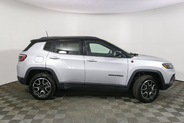 Used 2026 Jeep Compass Trailhawk AWD/4WD image 16