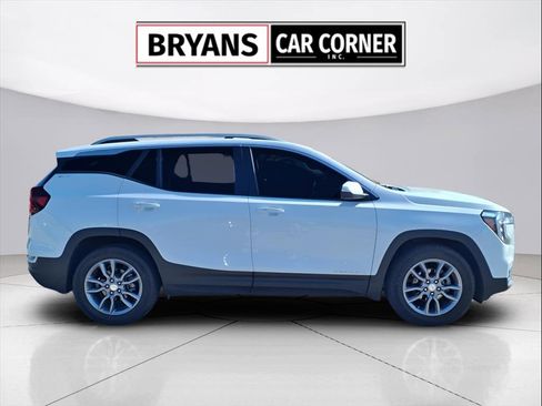 Used 2023 GMC Terrain SLT w/ Tech Package image 2