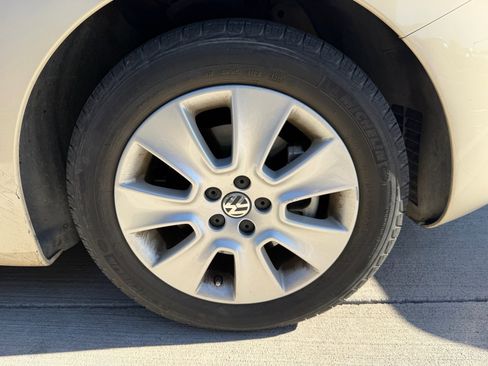 Used 2009 Volkswagen Beetle Coupe image 6