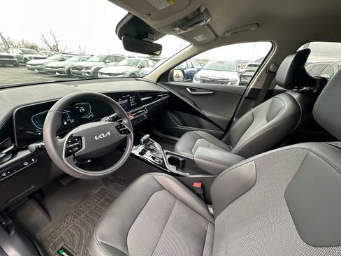 Used 2025 Kia Niro EX image 28